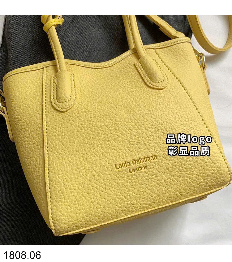 26HA1808.06 - TÚI MINI KÈM MÓC NGỰA XINH