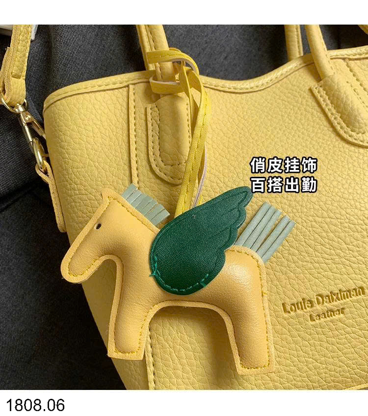 26HA1808.06 - TÚI MINI KÈM MÓC NGỰA XINH