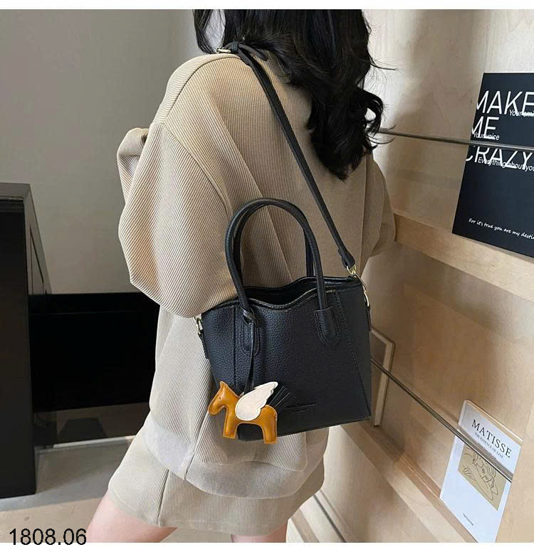 26HA1808.06 - TÚI MINI KÈM MÓC NGỰA XINH