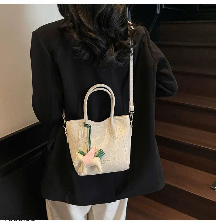 26HA1808.06 - TÚI MINI KÈM MÓC NGỰA XINH