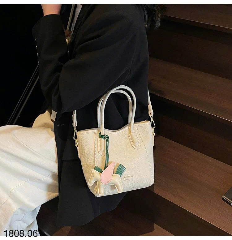 26HA1808.06 - TÚI MINI KÈM MÓC NGỰA XINH