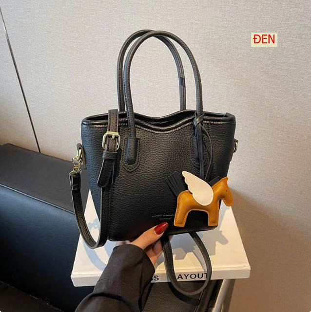 26HA1808.06 - TÚI MINI KÈM MÓC NGỰA XINH