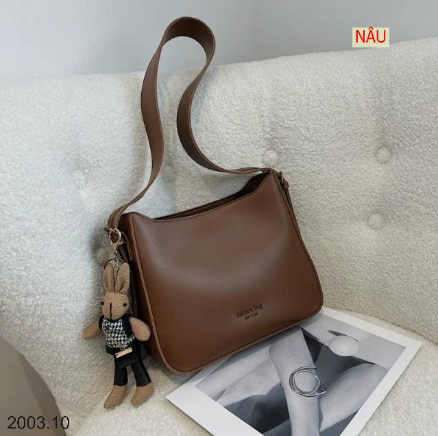 26HA2003.10 - TÚI XÁCH DA MỀN KÈM MÓC GẤU
