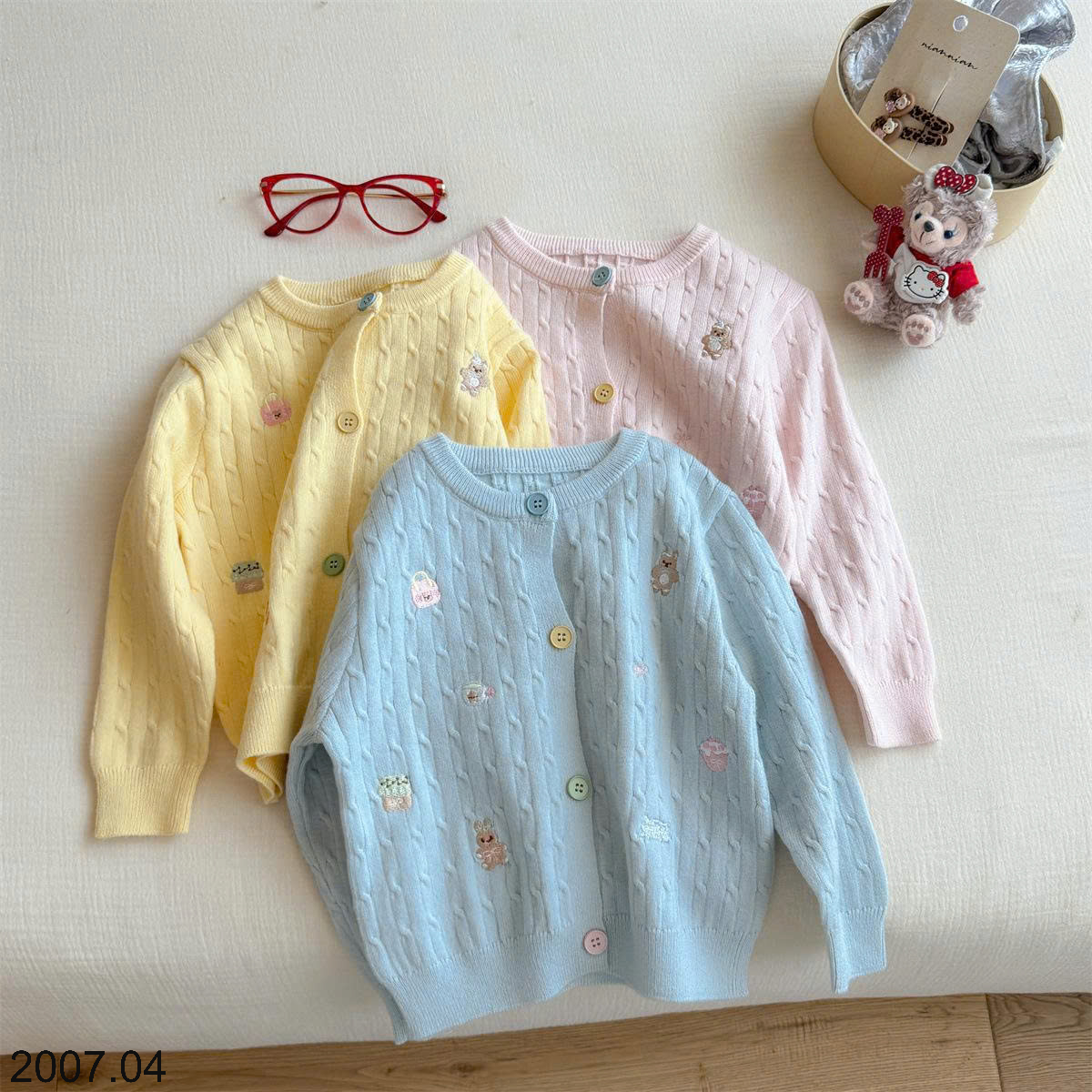 26HA2007.04 - ÁO CARDIGAN LEN THÊU DỄ THƯƠNG BÉ GÁI