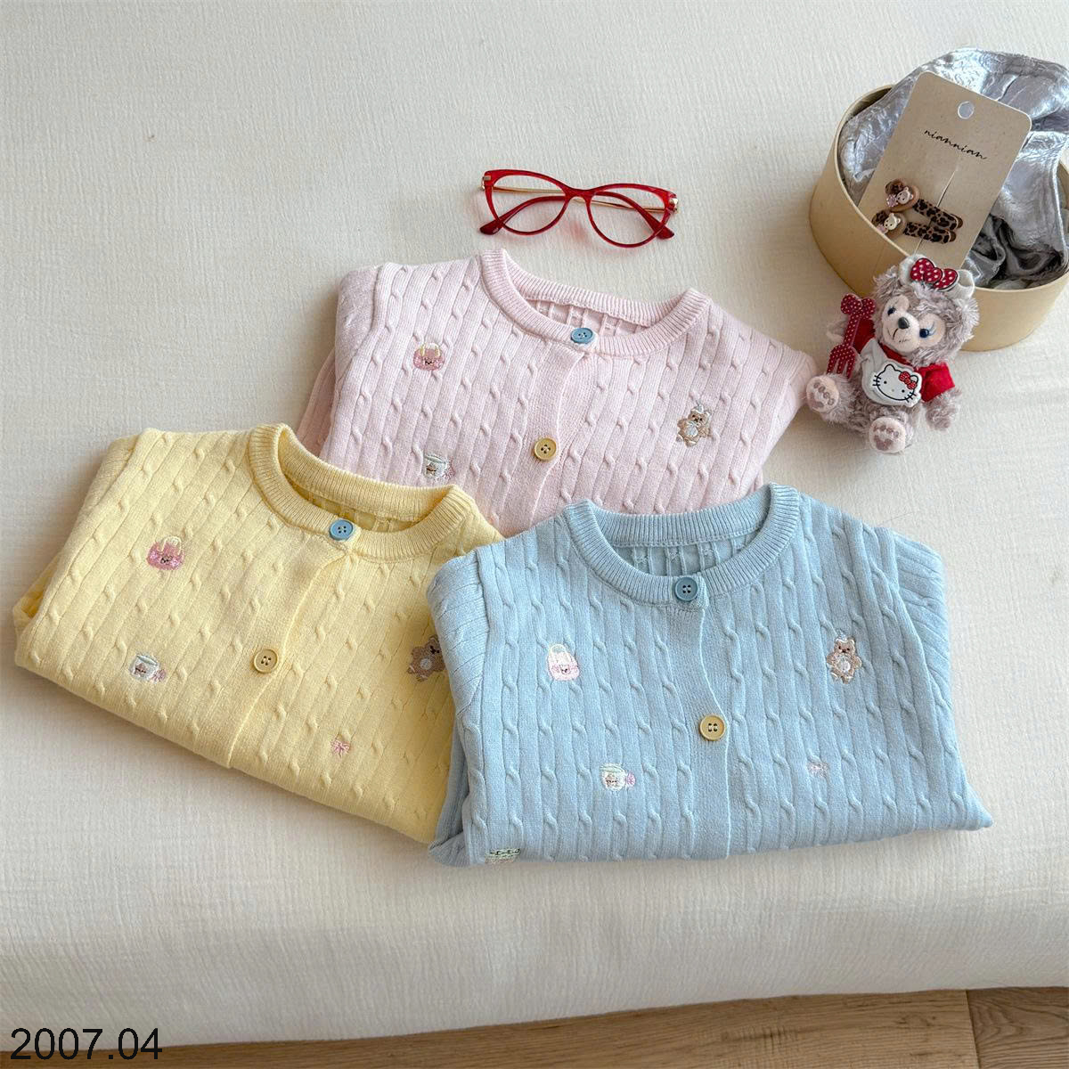 26HA2007.04 - ÁO CARDIGAN LEN THÊU DỄ THƯƠNG BÉ GÁI