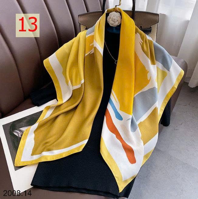 26HA2008.14 - SET 2 KHĂN LỤA VUÔNG QUÀNG CỔ