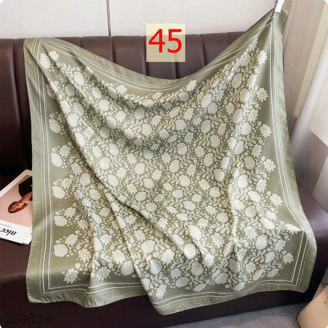 26HA2008.14 - SET 2 KHĂN LỤA VUÔNG QUÀNG CỔ