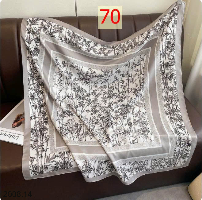 26HA2008.14 - SET 2 KHĂN LỤA VUÔNG QUÀNG CỔ