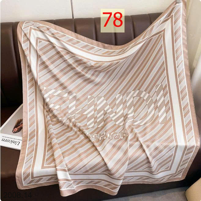 26HA2008.14 - SET 2 KHĂN LỤA VUÔNG QUÀNG CỔ