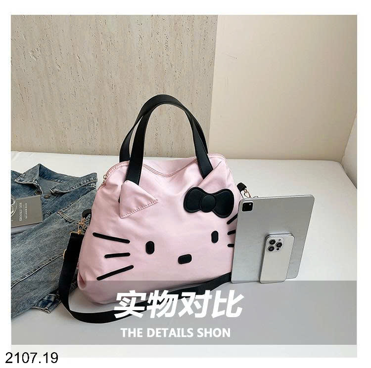 26HA2107.19 - TÚI XÁCH TAY DU LỊCH HÌNH MÈO KITTY