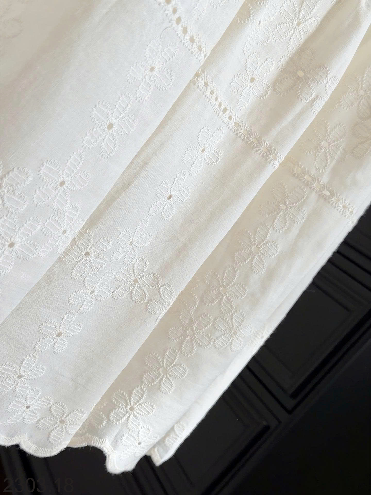 26HA2303.18 - CHÂN VÁY MIDI TRẮNG THÊU JACQUARD KIỂU PHÁP ANNA