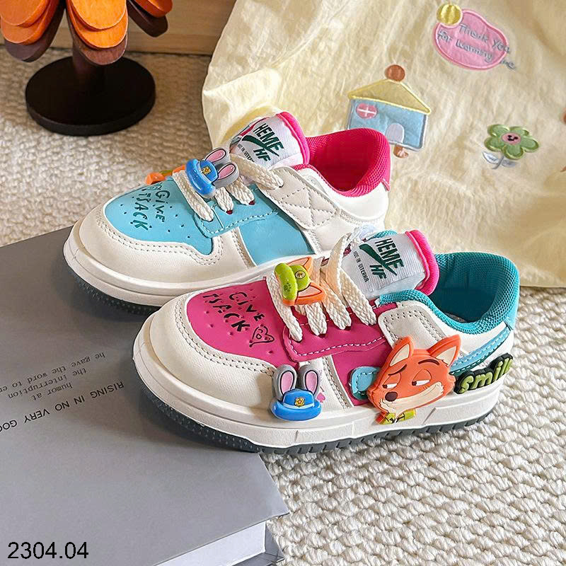 26HA2304.04 - GIÀY THỂ THAO GẮN STICKER ZOOTOPIA
