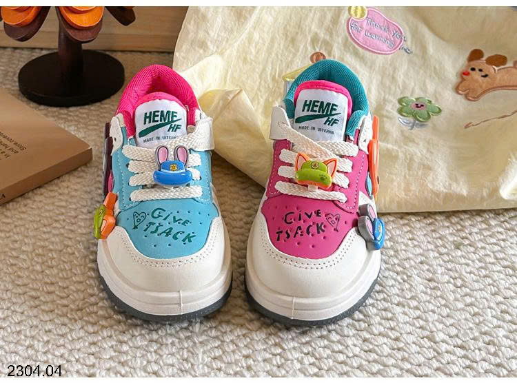 26HA2304.04 - GIÀY THỂ THAO GẮN STICKER ZOOTOPIA