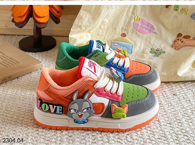 26HA2304.04 - GIÀY THỂ THAO GẮN STICKER ZOOTOPIA