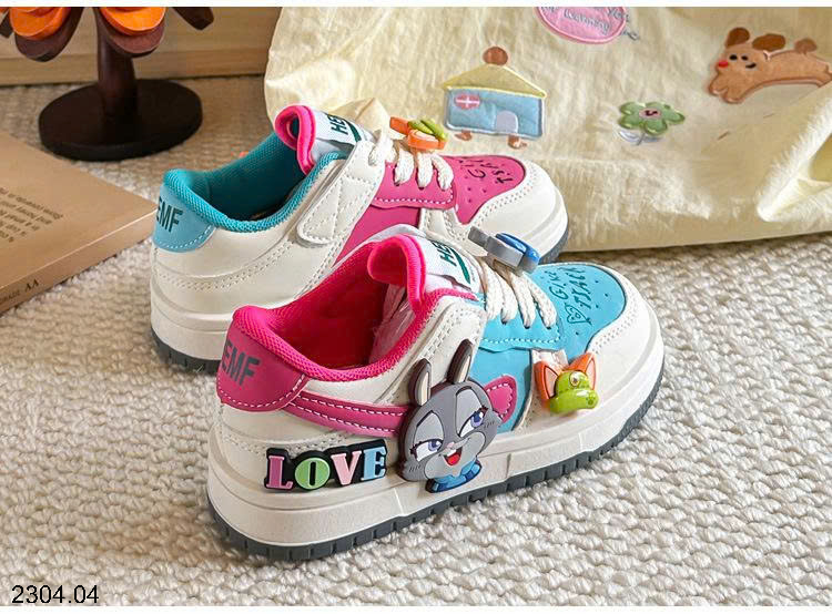 26HA2304.04 - GIÀY THỂ THAO GẮN STICKER ZOOTOPIA