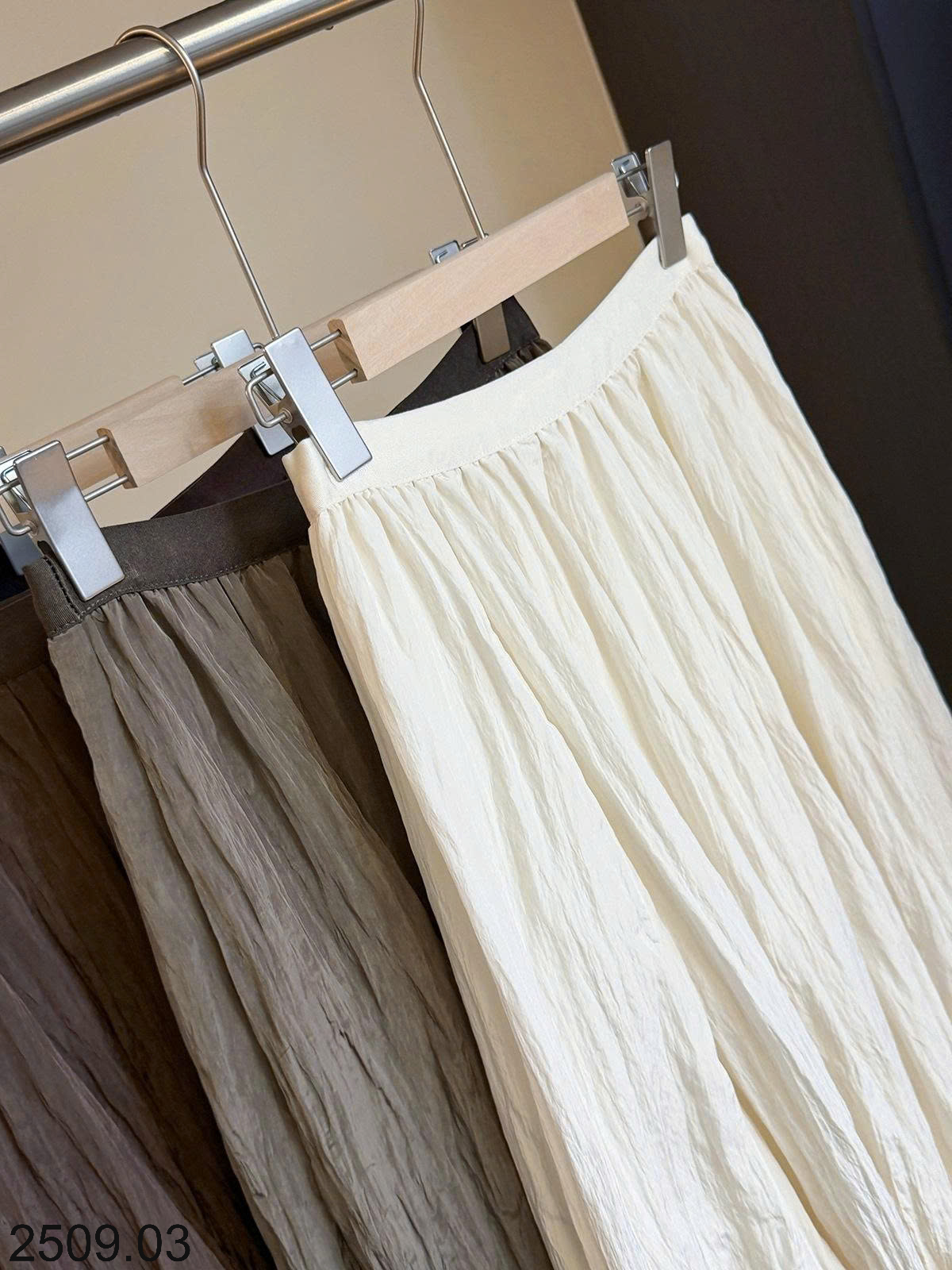 26HA2509.03 - CHÂN VÁY MIDI XẾP LY CẠP CAO KIỂU RETRO ANNA