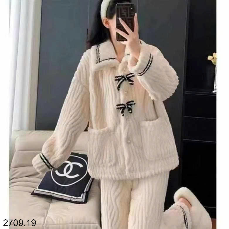 26HA2709.19 - BỘ MẶC NHÀ LÔNG CỪU CÚC GIỮA