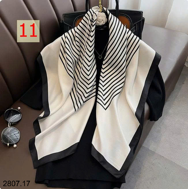 26HA2807.17 - SET 2 KHĂN LỤA VUÔNG QUÀNG CỔ