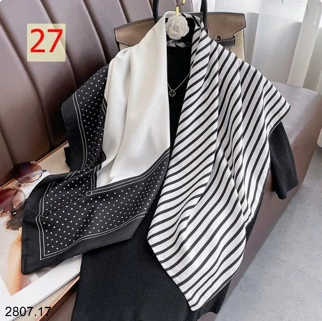 26HA2807.17 - SET 2 KHĂN LỤA VUÔNG QUÀNG CỔ