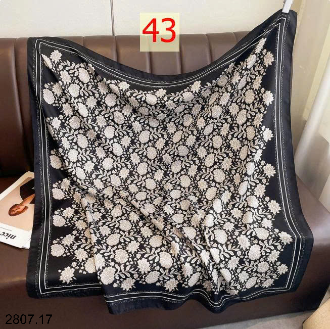 26HA2807.17 - SET 2 KHĂN LỤA VUÔNG QUÀNG CỔ