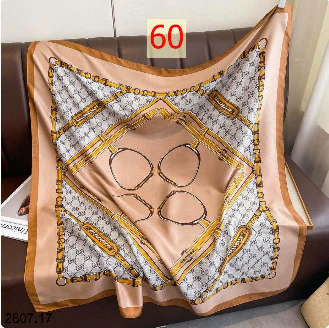 26HA2807.17 - SET 2 KHĂN LỤA VUÔNG QUÀNG CỔ