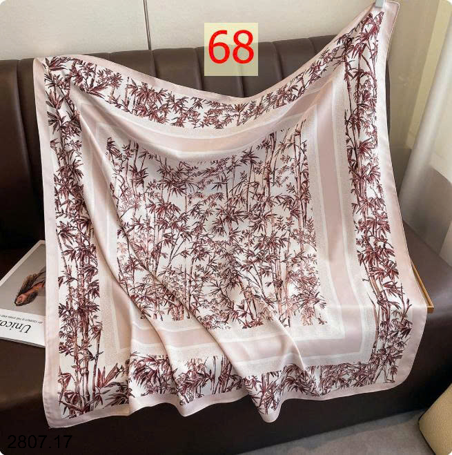 26HA2807.17 - SET 2 KHĂN LỤA VUÔNG QUÀNG CỔ
