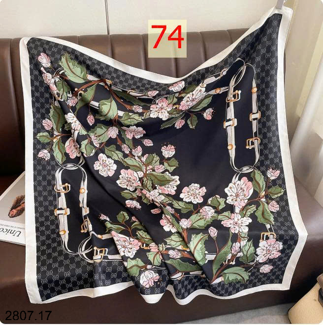 26HA2807.17 - SET 2 KHĂN LỤA VUÔNG QUÀNG CỔ