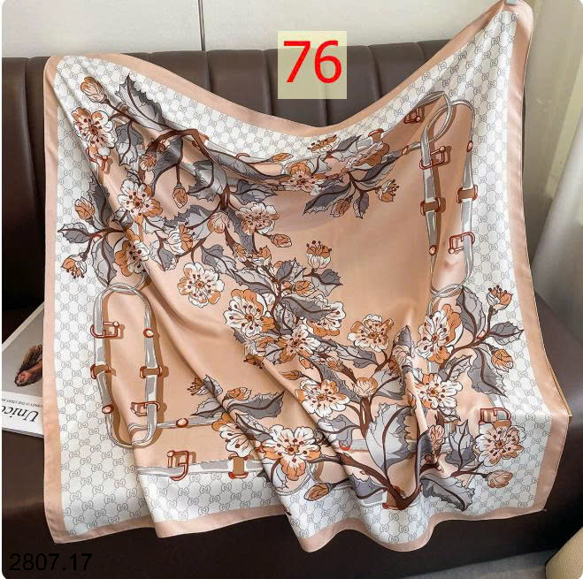 26HA2807.17 - SET 2 KHĂN LỤA VUÔNG QUÀNG CỔ