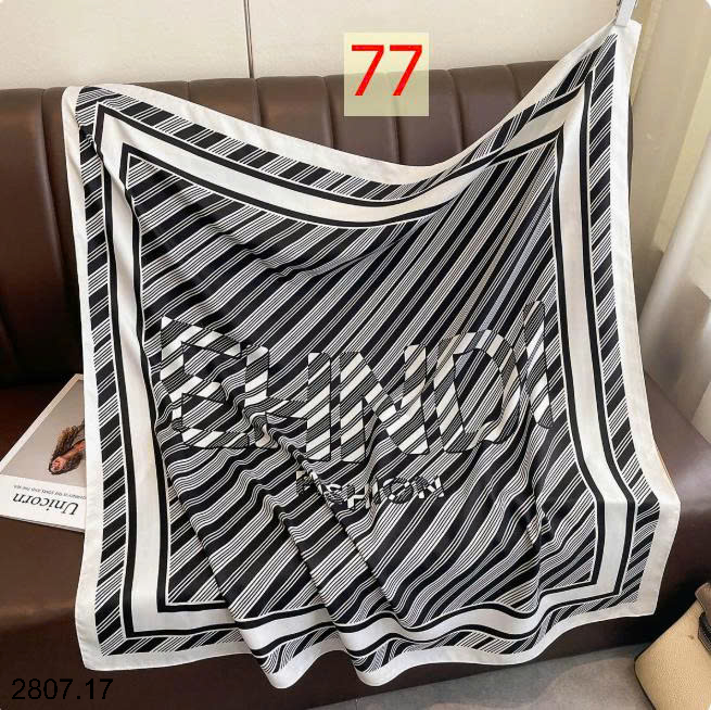26HA2807.17 - SET 2 KHĂN LỤA VUÔNG QUÀNG CỔ