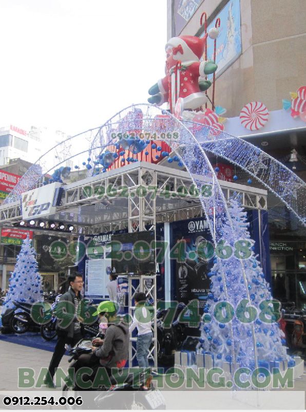 Thi công hệ thống đèn và cây thông ngoài trời