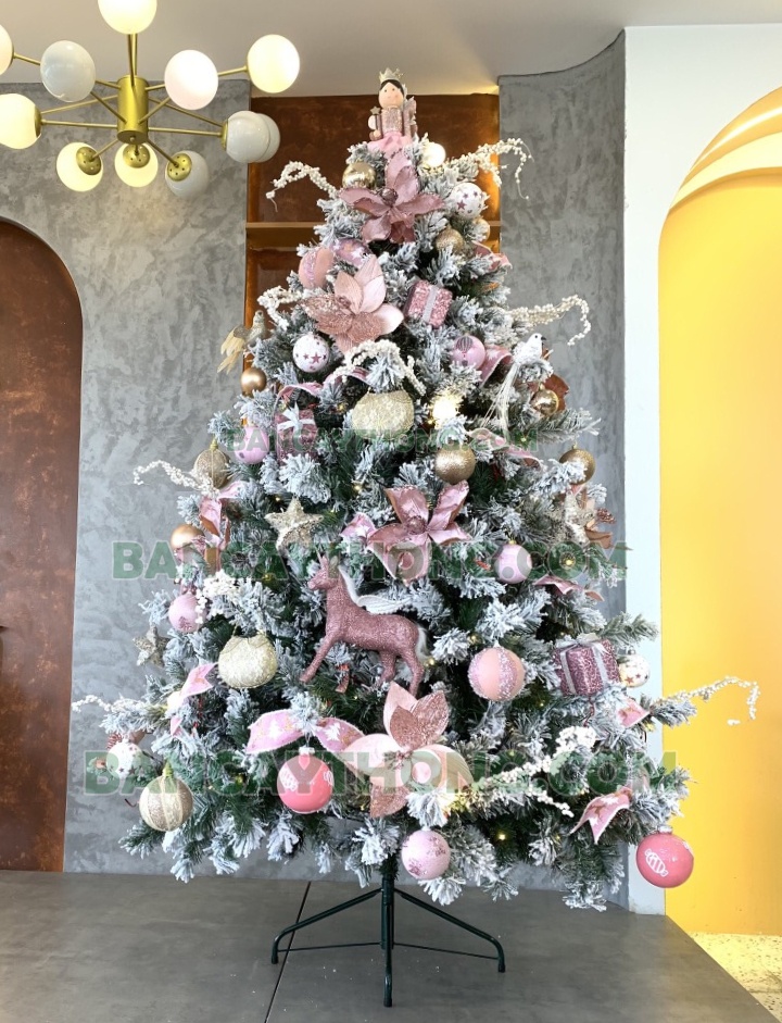 cây thông noel phủ tuyết hồng