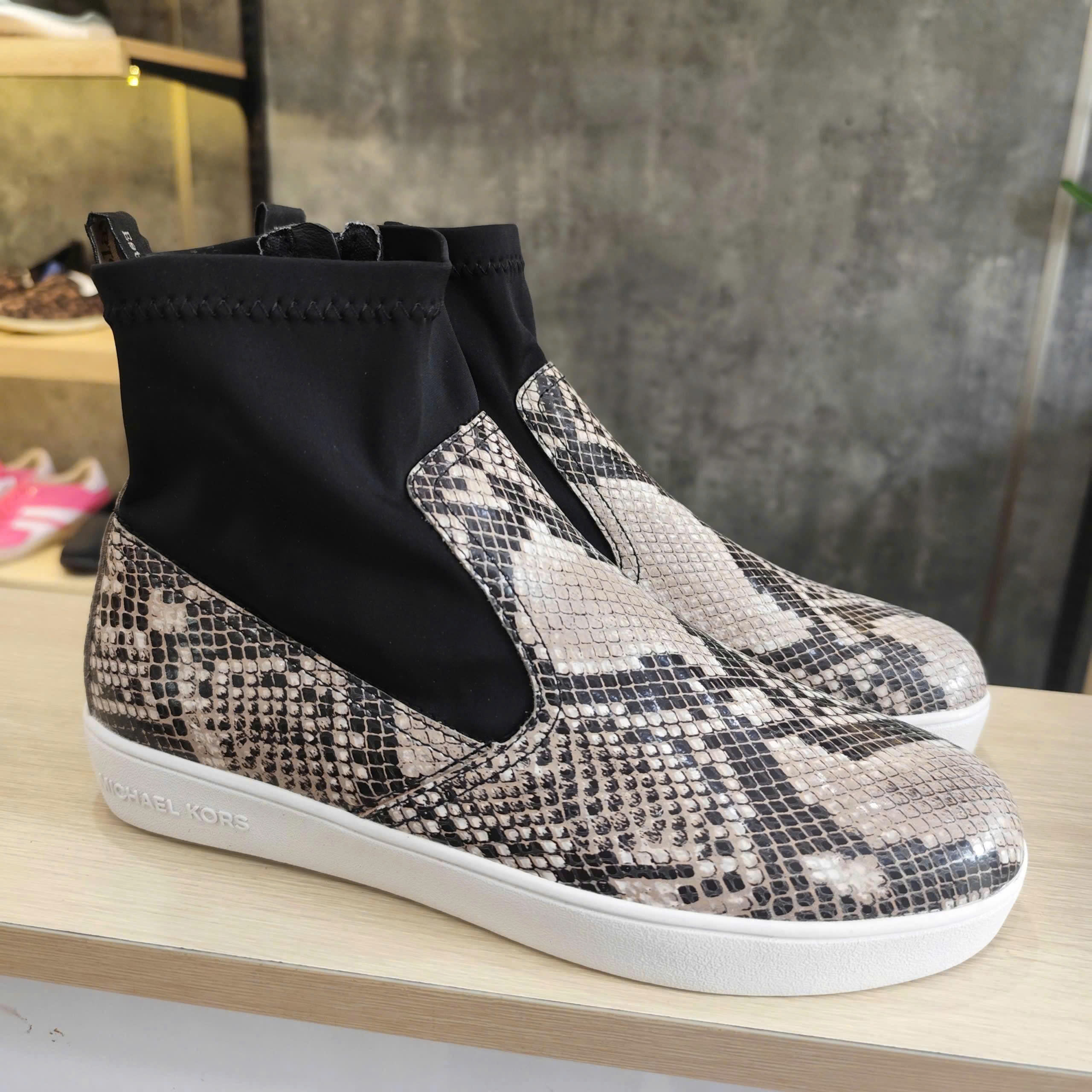 Boots Mắt Cá Đế Bằng Wetrip_MichaelKors (Họa tiết da rắn đế trắng) Mã BMC-DB-MK-019-A