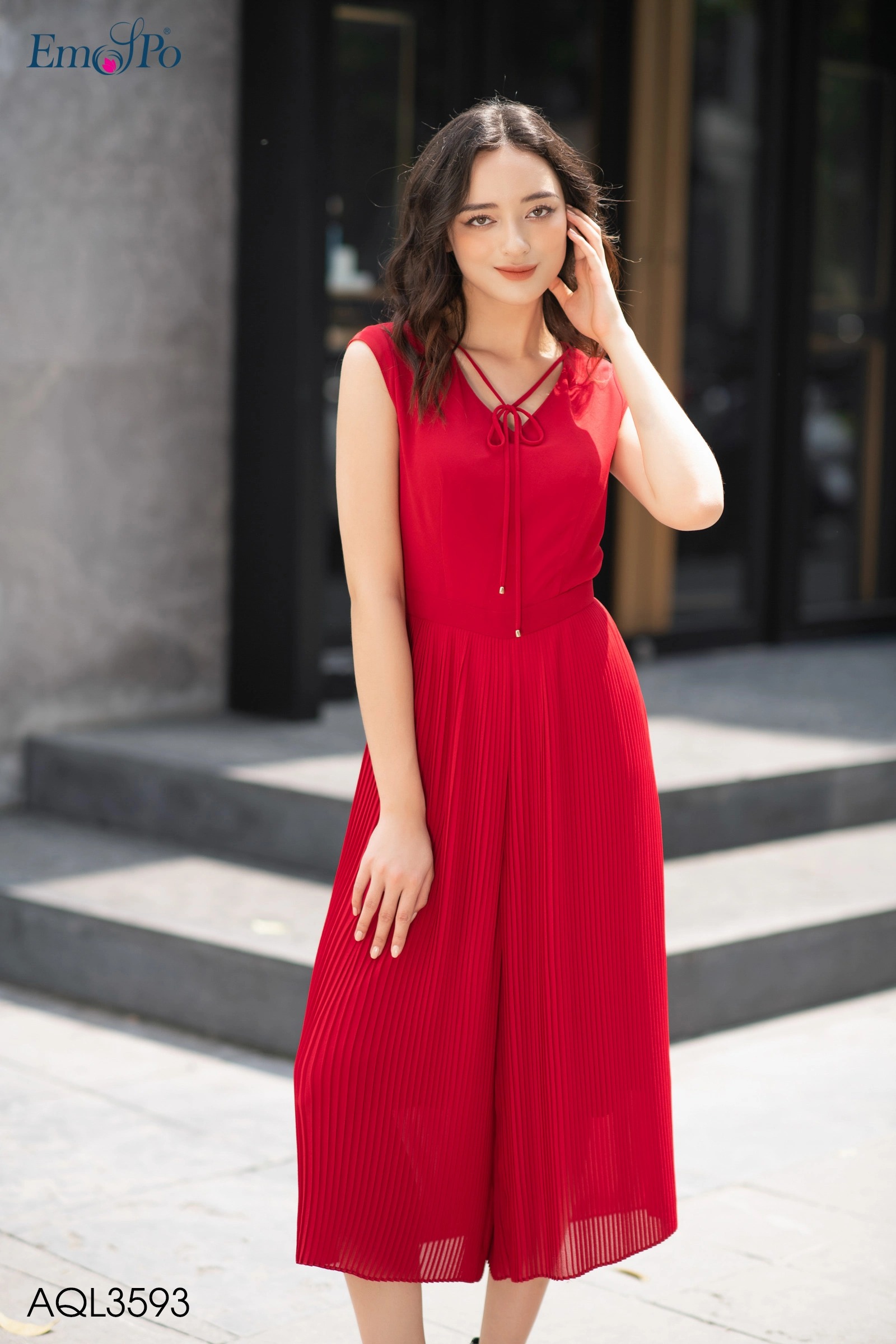 jumpsuit cổ tim buộc dây nơ, quần dập ly tăm