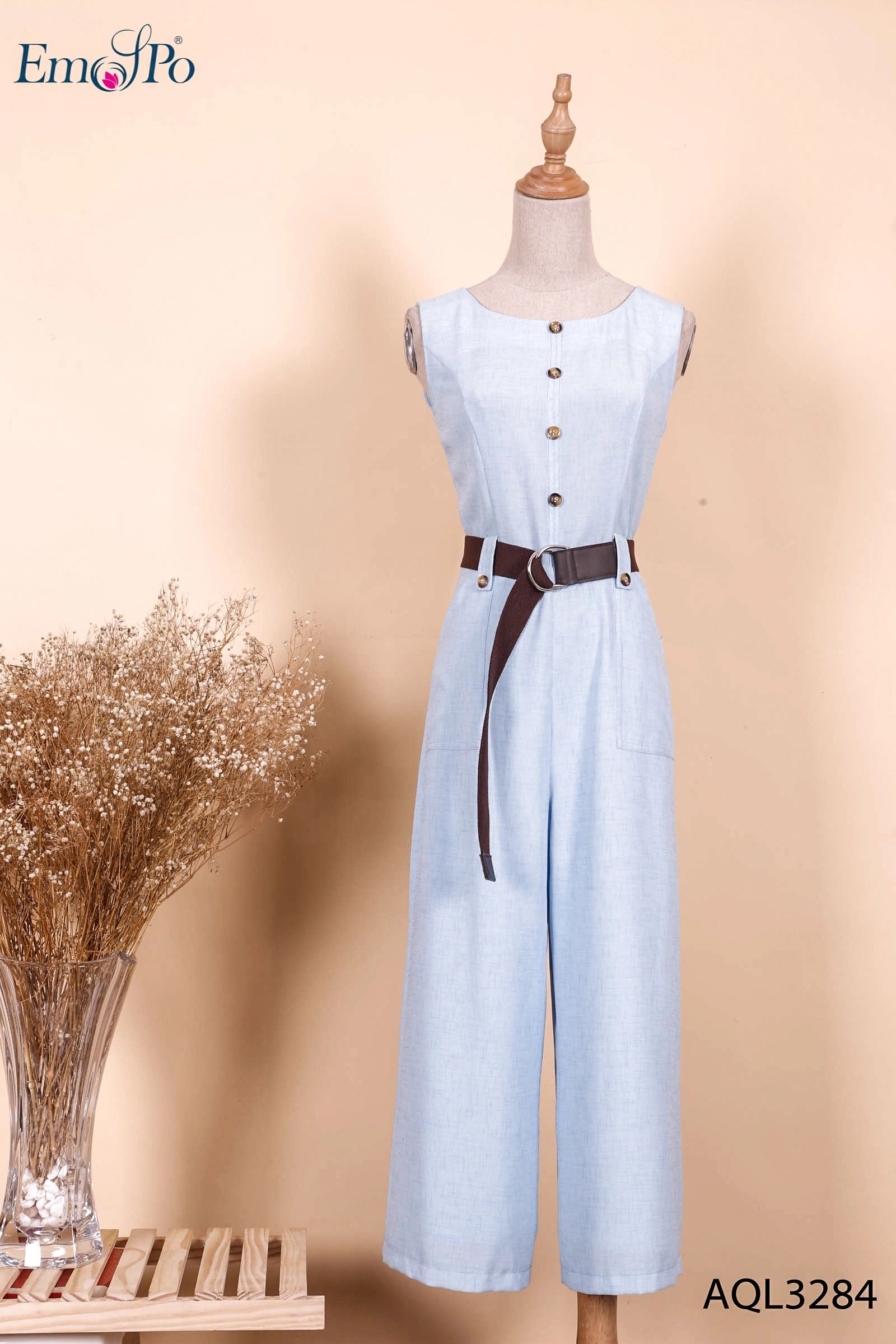 Jumpsuit cổ tròn, đính cúc sửng thân trên và đai, thắt lưng vải đi kèm đầm