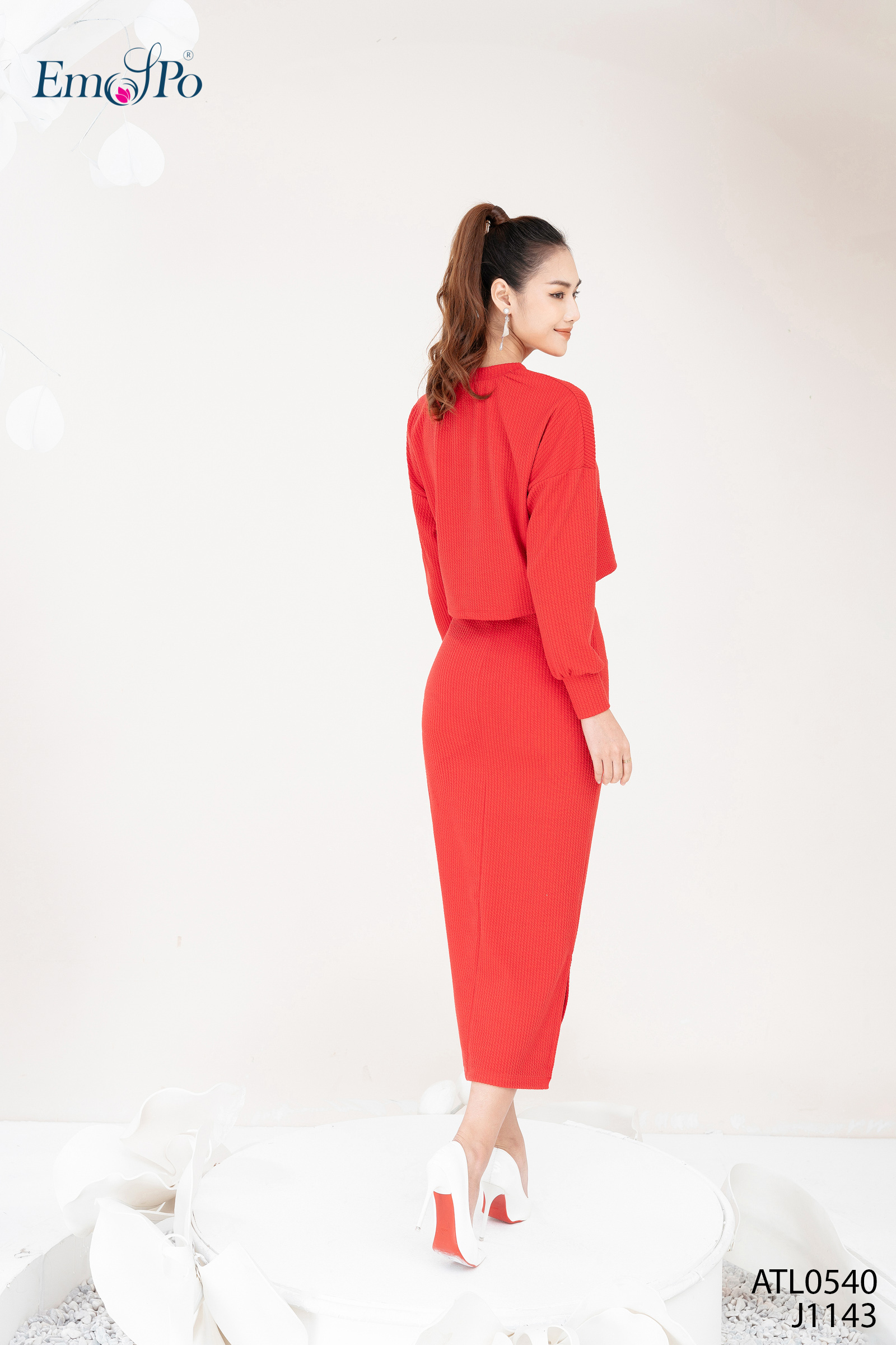 Áo thun dáng croptop, tay bo, đi bộ J1143