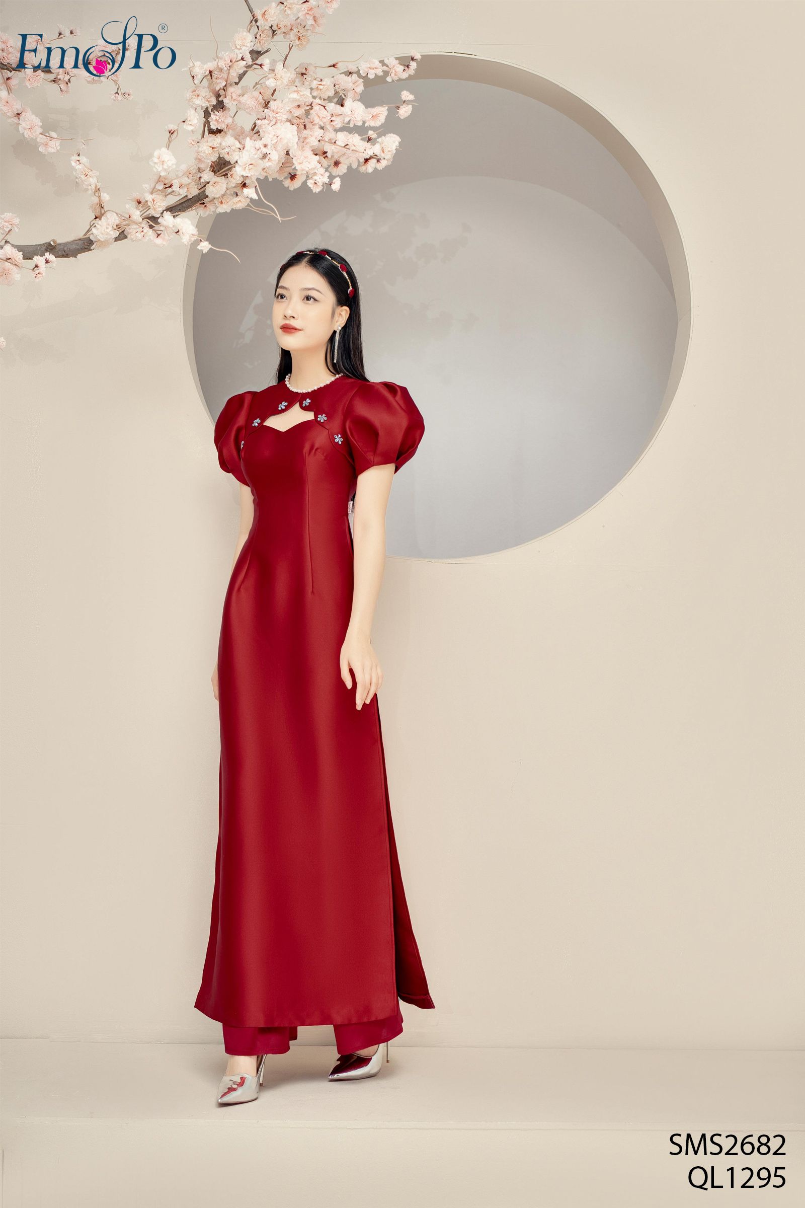 Áo dài cách tân, cổ đính ngọc trai, ngực tà bong phối lưới, đi bộ QL1295