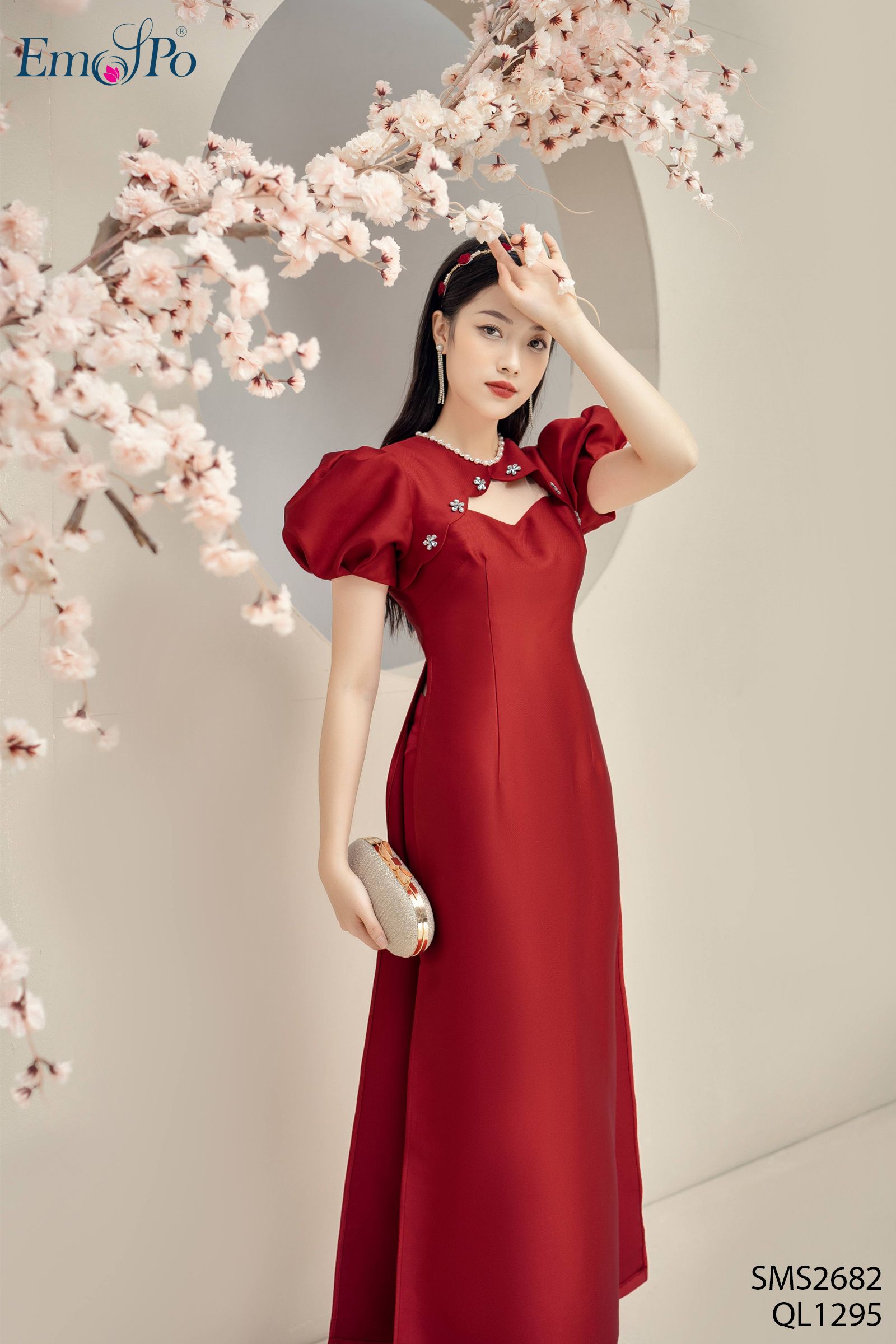 Áo dài cách tân, cổ đính ngọc trai, ngực tà bong phối lưới, đi bộ QL1295