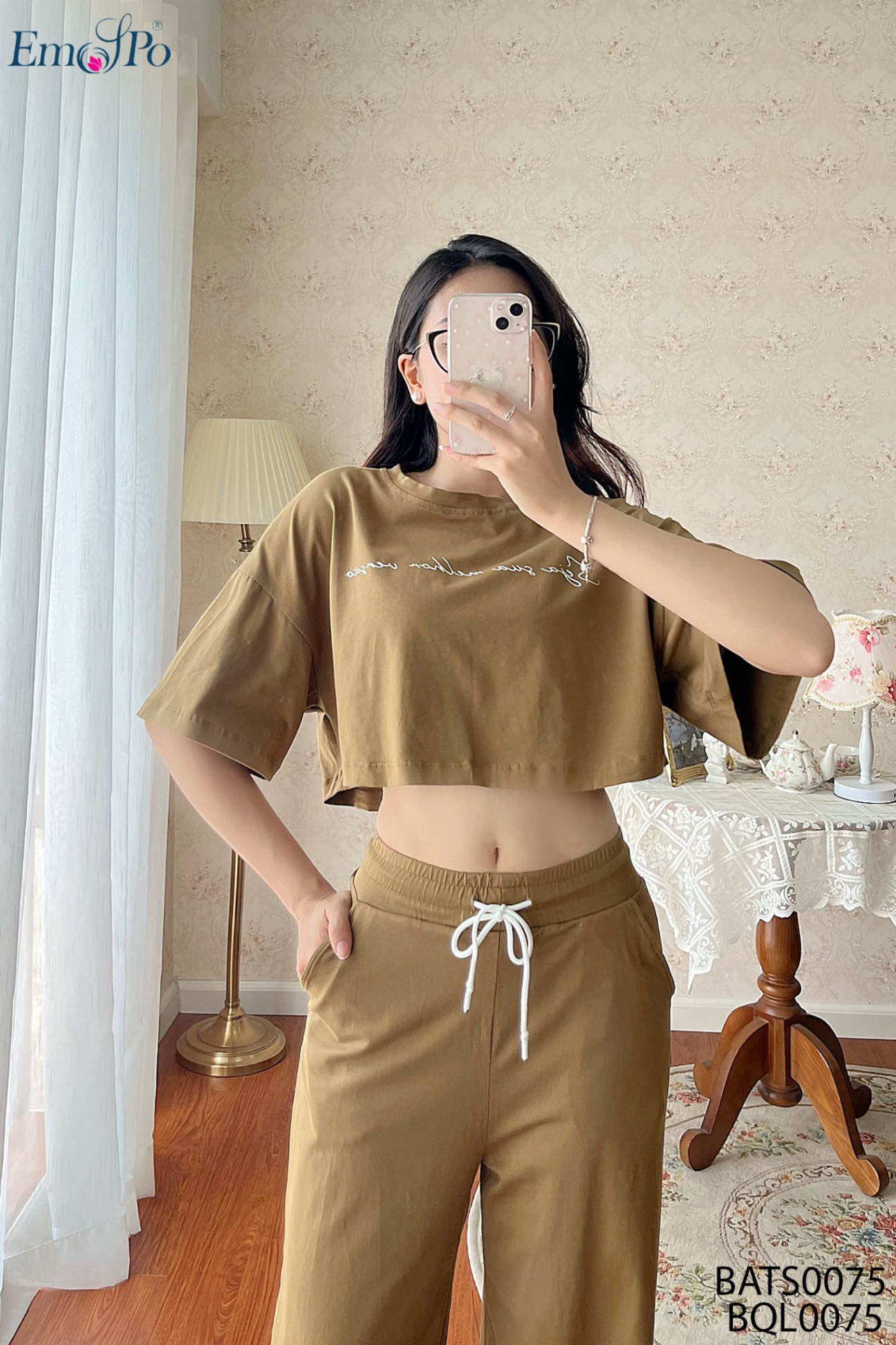 Áo thun dáng croptop, in chữ trước ngực, đi bộ BQL0075