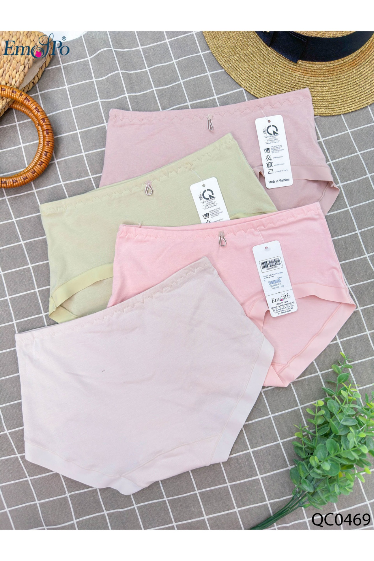 QC0469 - Quần lót cotton trơn,giữa cạp đính sao