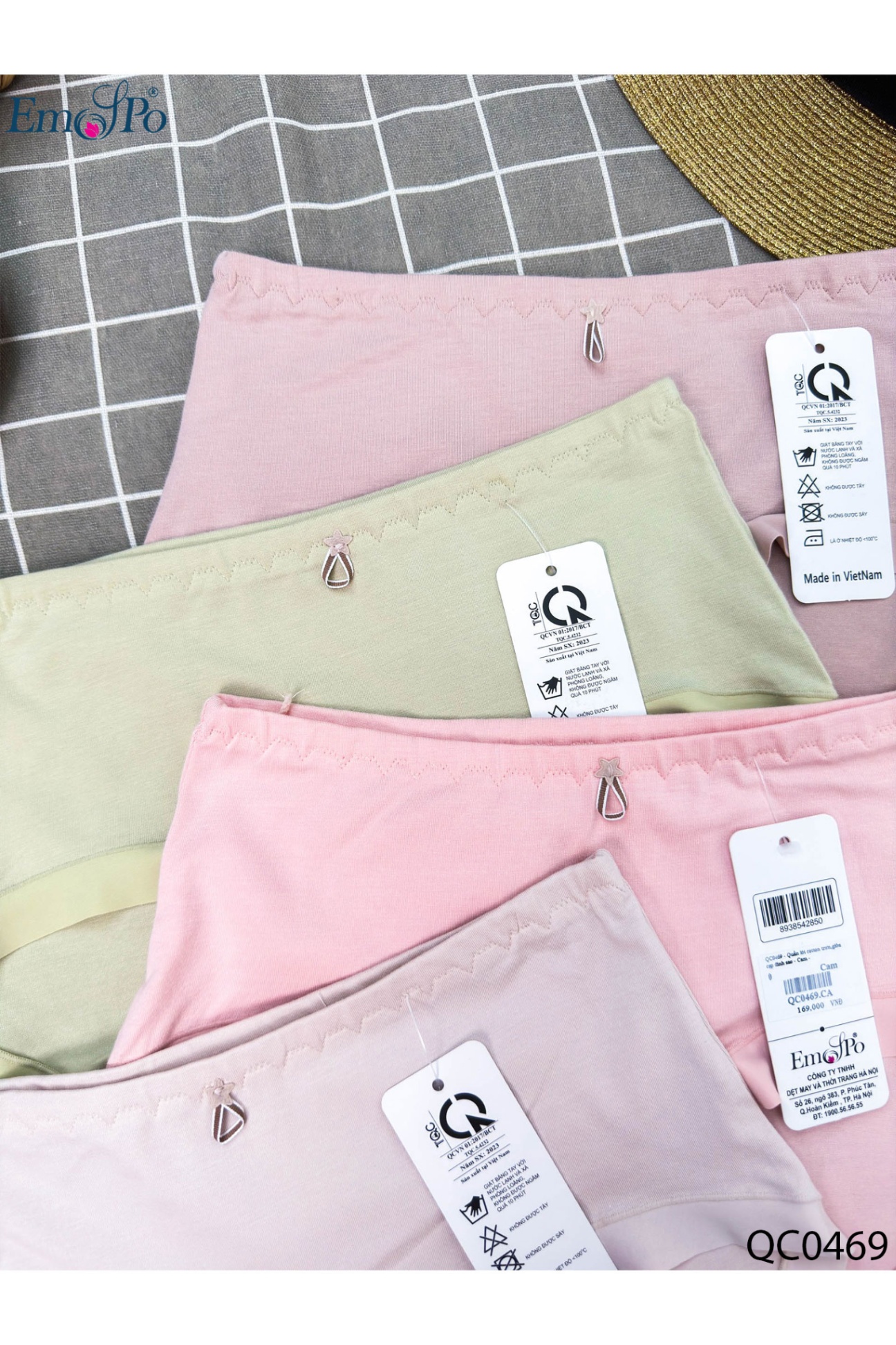 QC0469 - Quần lót cotton trơn,giữa cạp đính sao