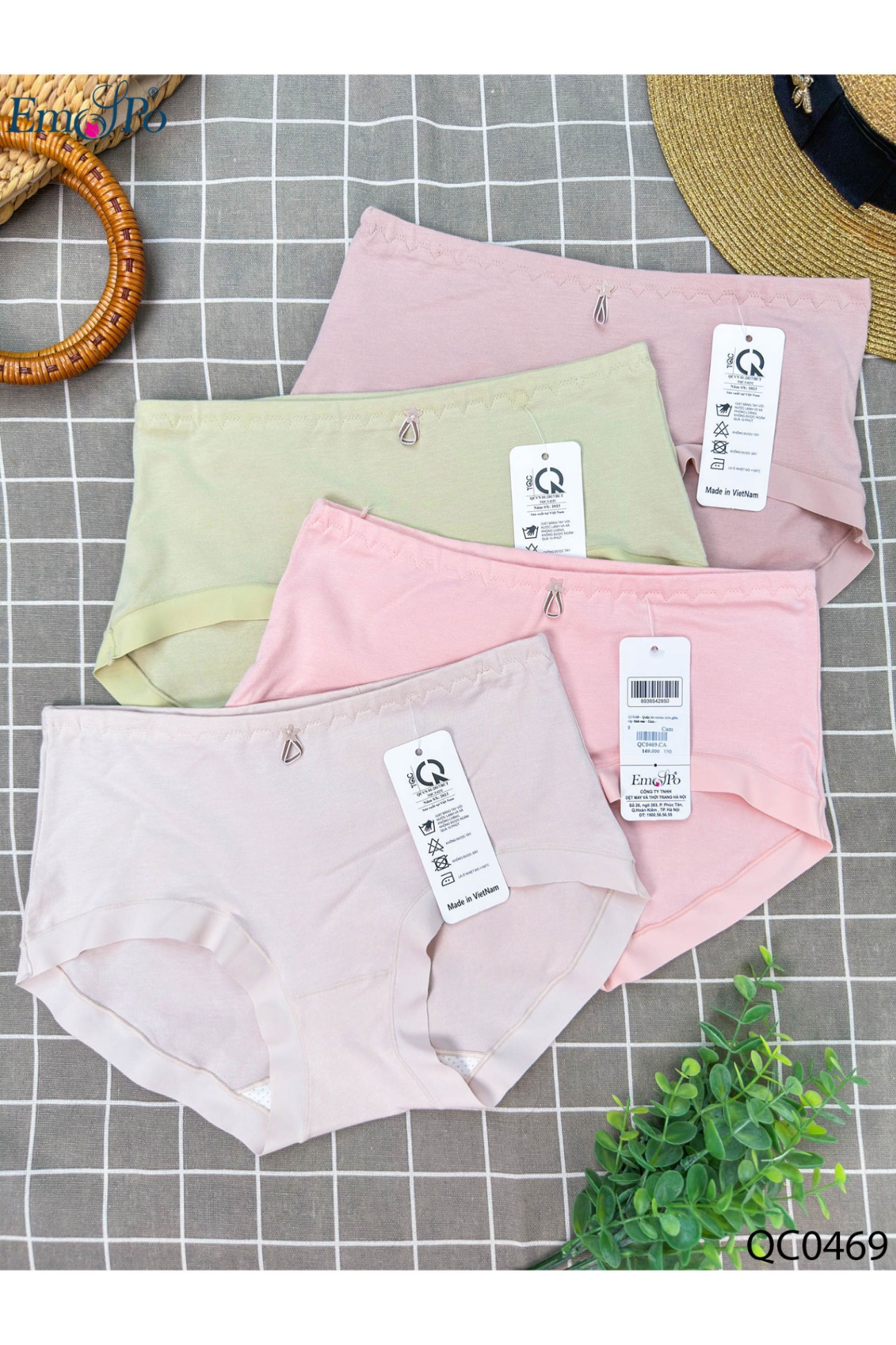 QC0469 - Quần lót cotton trơn,giữa cạp đính sao