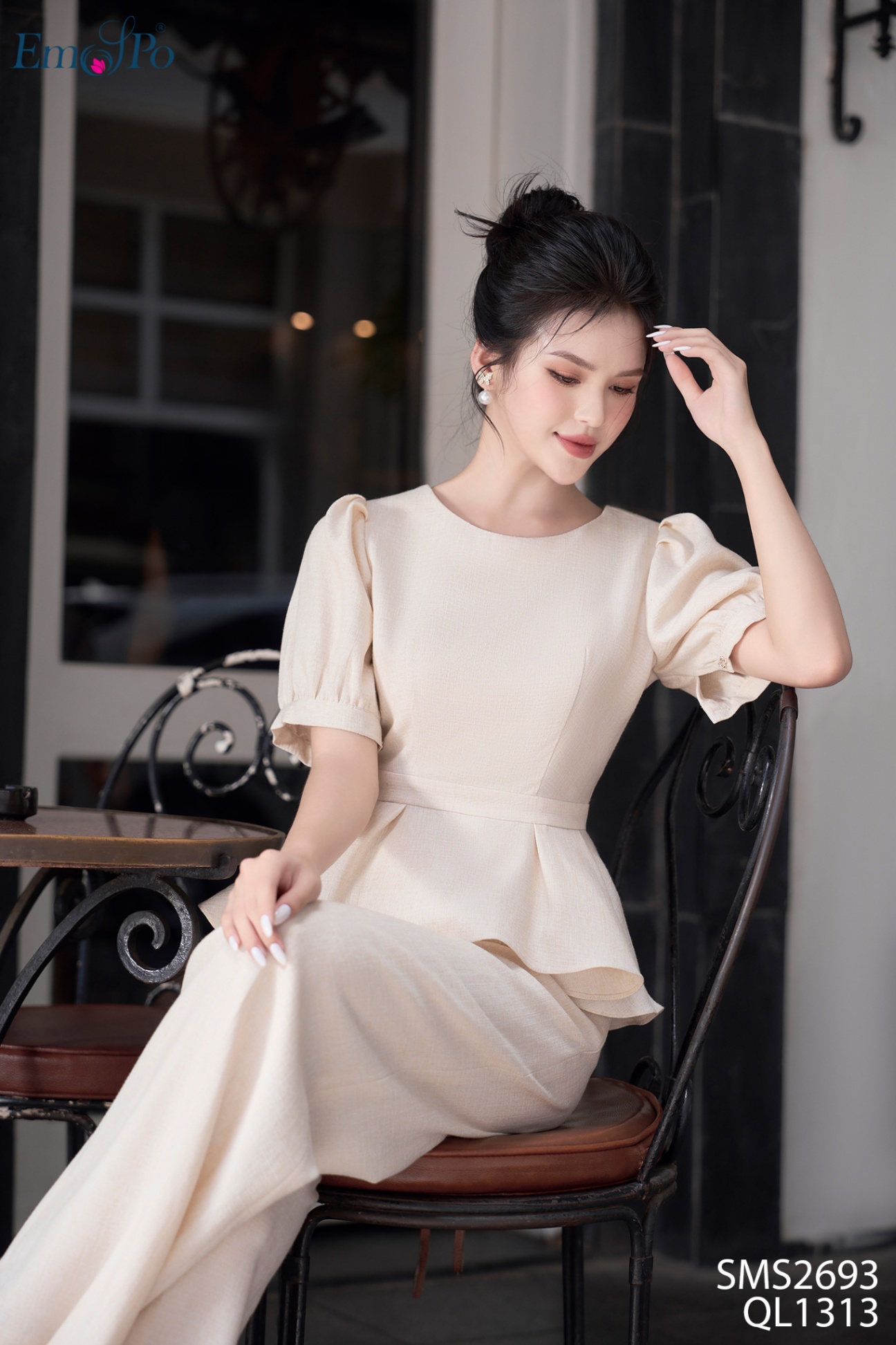 Áo sơ mi tay bồng, peplum xòe