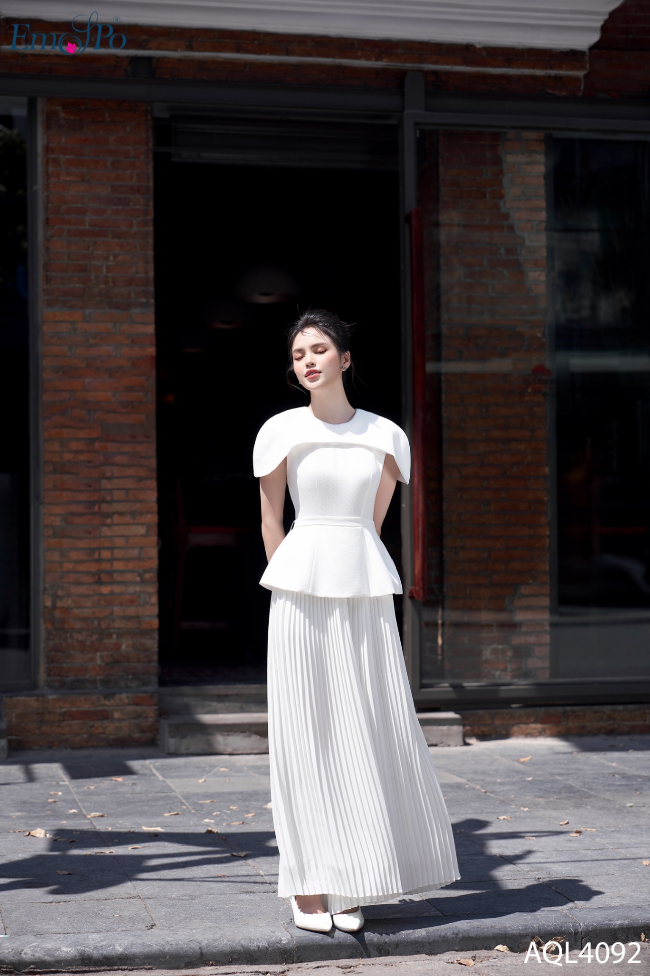 Jumpsuit dáng peplum, quần loe dập ly, đai rời