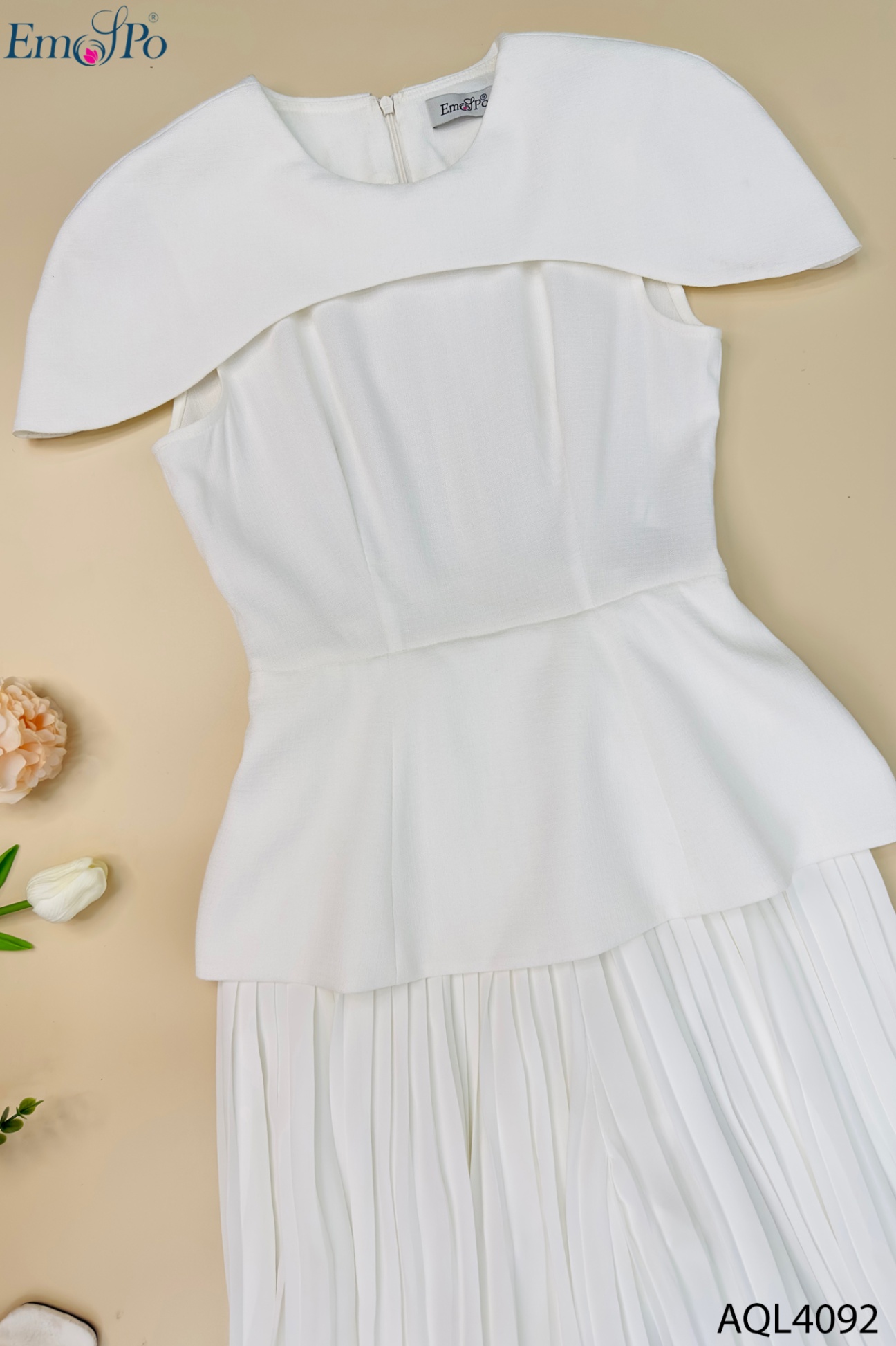 Jumpsuit dáng peplum, quần loe dập ly, đai rời