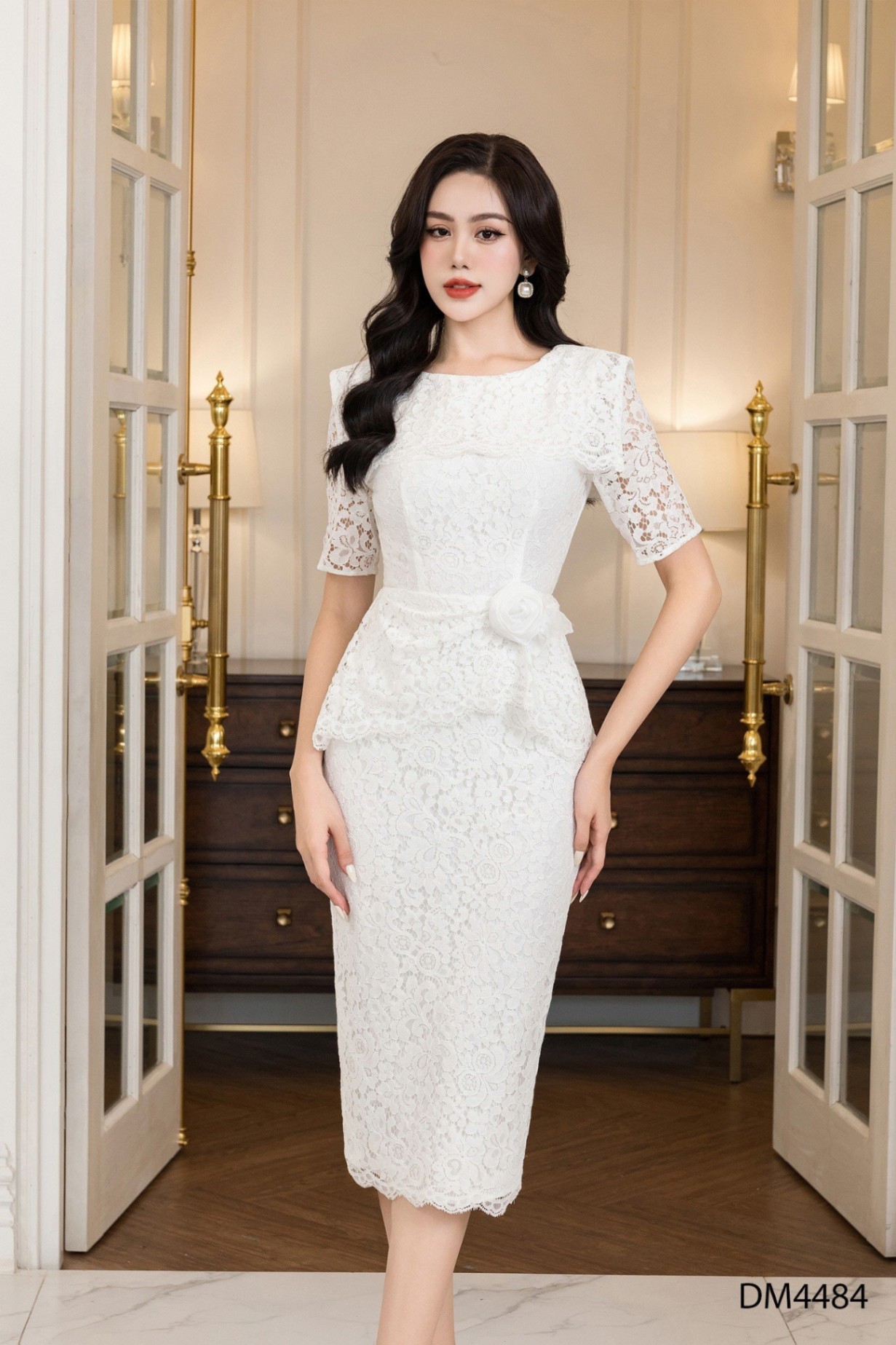 Đầm ren ôm, eo peplum, đính hoa