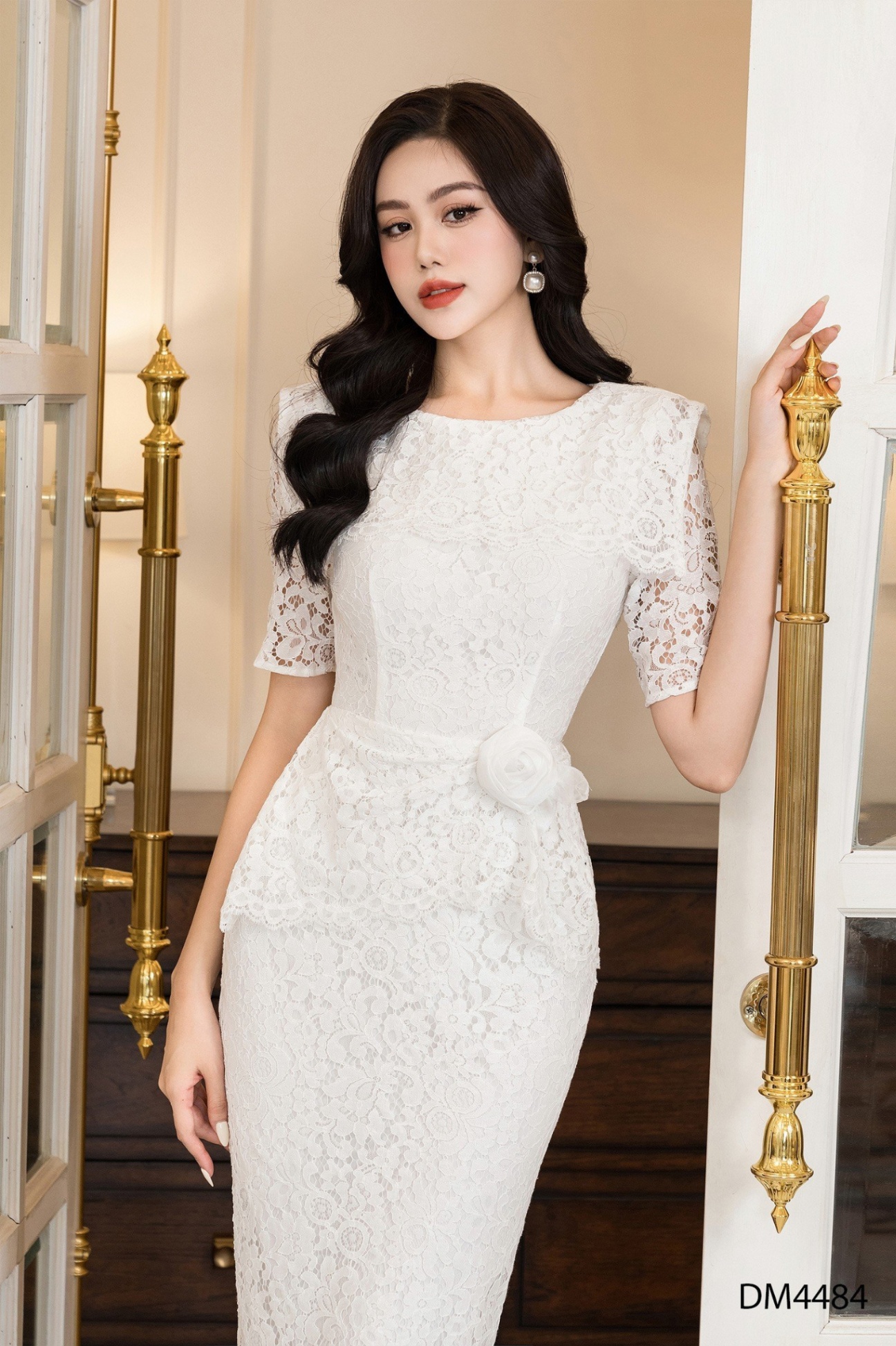 Đầm ren ôm, eo peplum, đính hoa