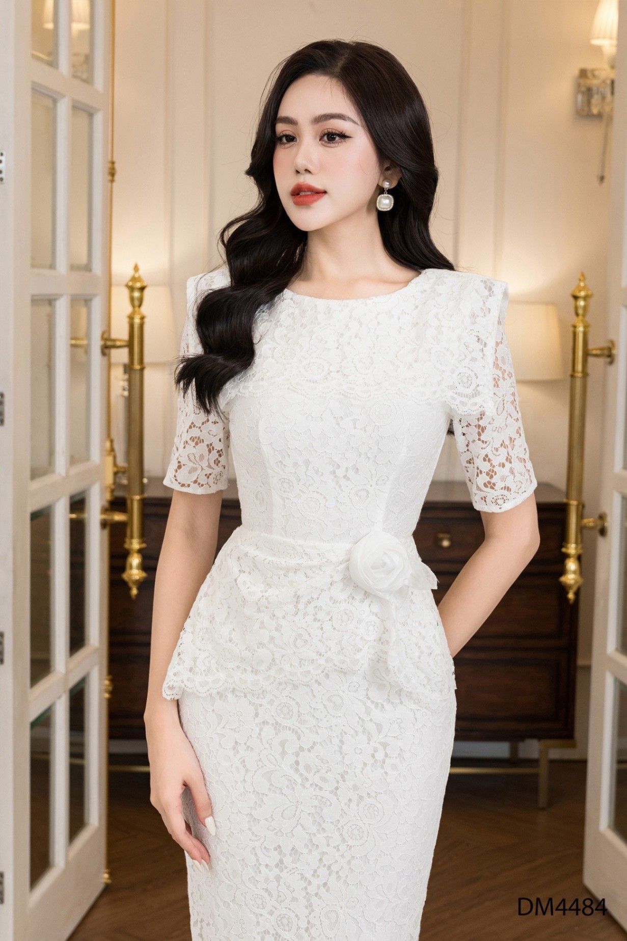 Đầm ren ôm, eo peplum, đính hoa