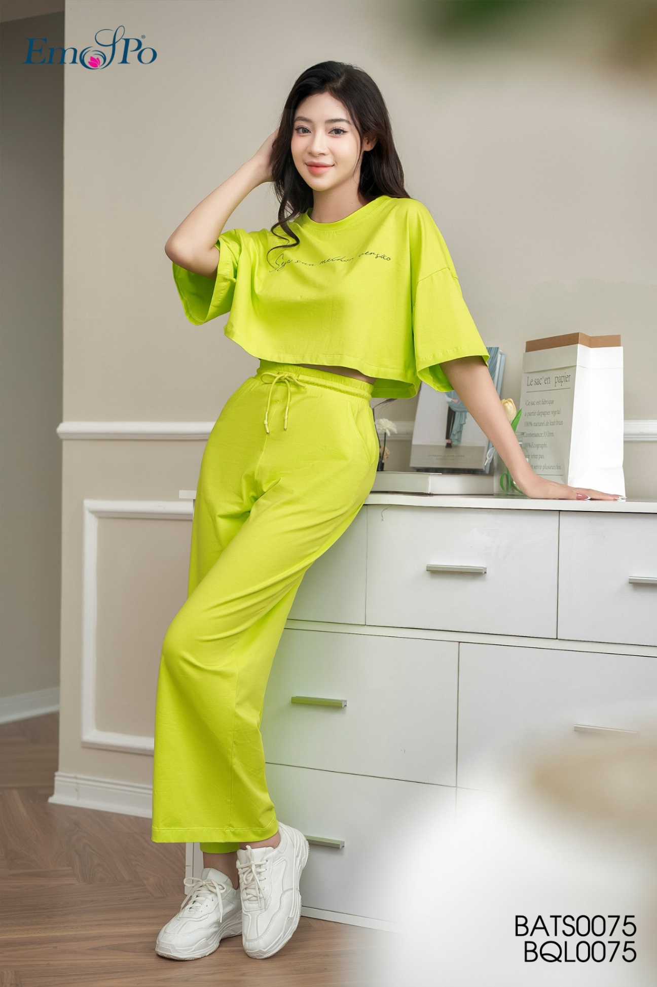 Áo thun dáng croptop, in chữ trước ngực, đi bộ BQL0075