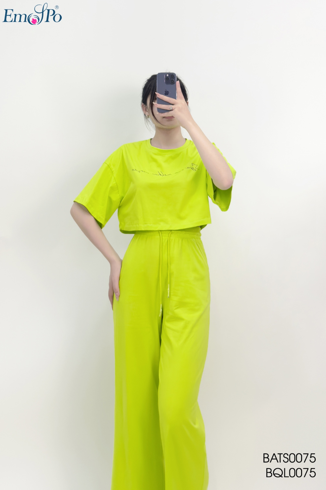 Áo thun dáng croptop, in chữ trước ngực, đi bộ BQL0075