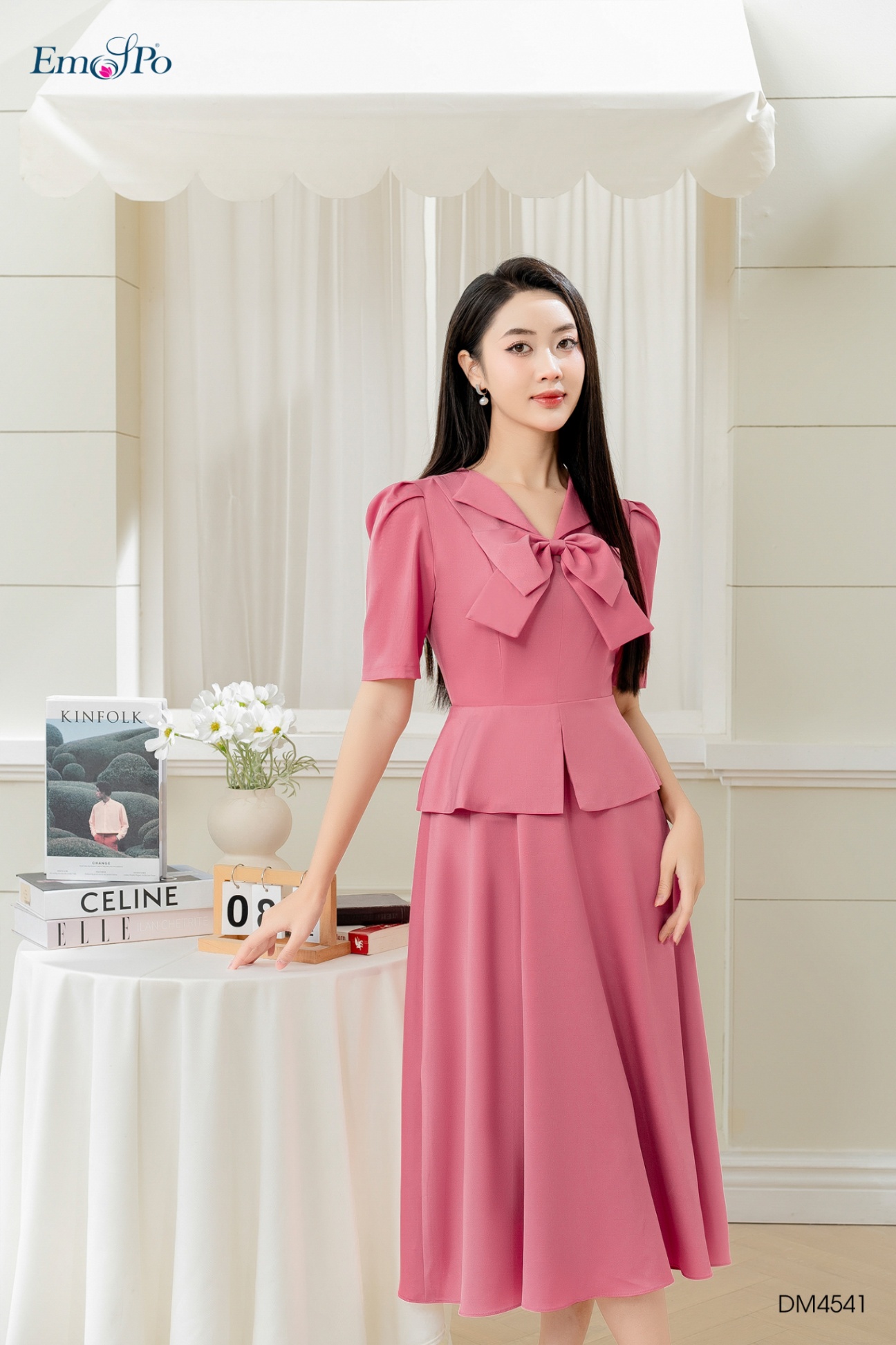 Đầm peplum dáng xòe, cổ bẻ V đinh nơ